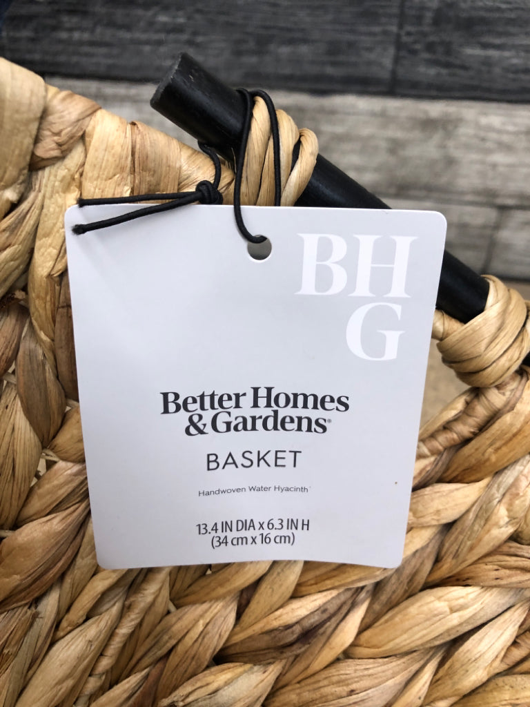 NWT WICKER BASKET W/BLACK HANDLES.