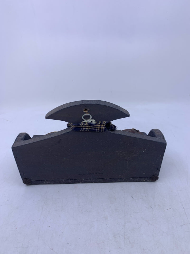 BLUE PIANTED WOOD HOLDER W/ 3 CANDLES.