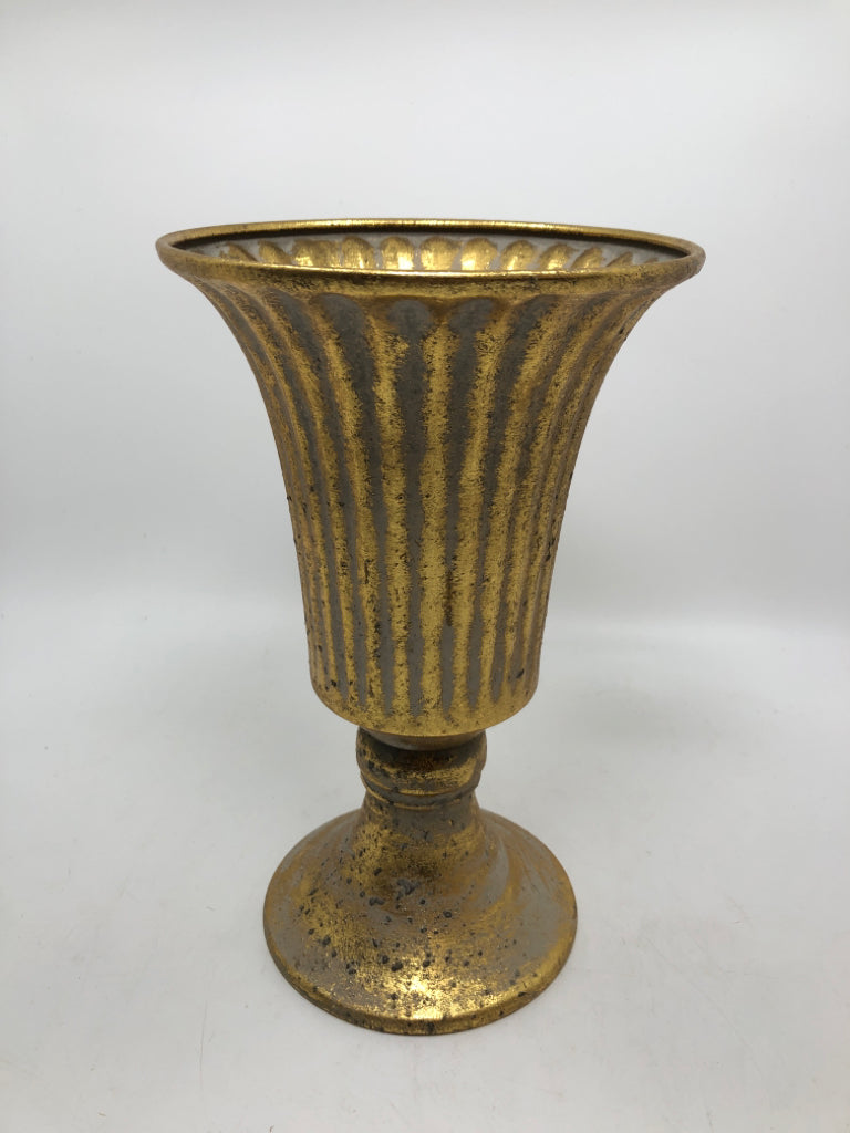 GOLD METAL FOOTED VASE.