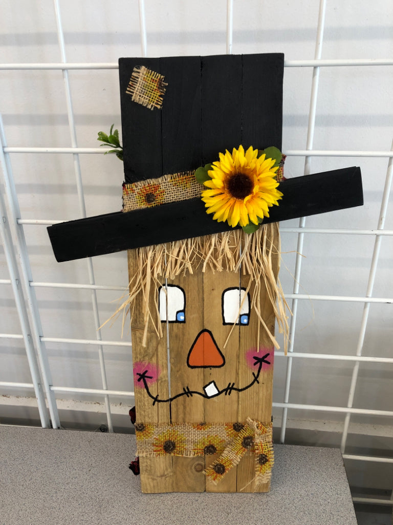 DOUBLE-SIDED SNOWMAN/SCARECROW DECOR.