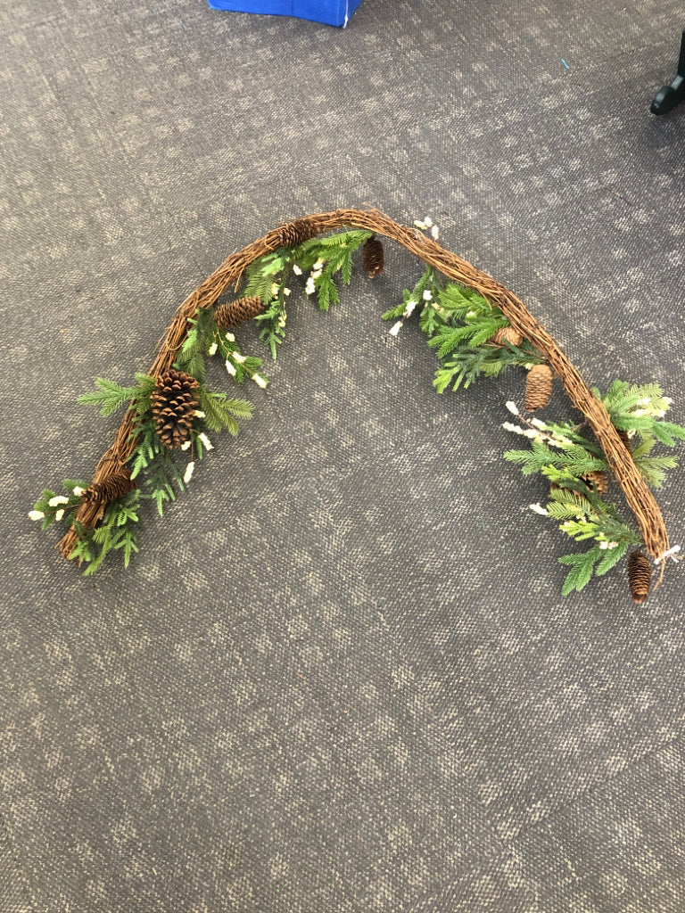 PINECONES & WHITE BERRIES GARLAND.