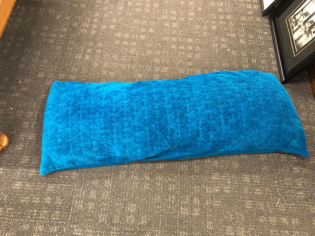 BLUE GEOMETRIC PILLOW.