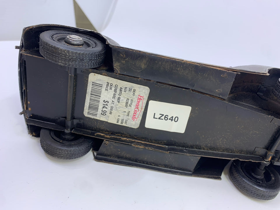 METAL DECORATIVE OLD CAR.