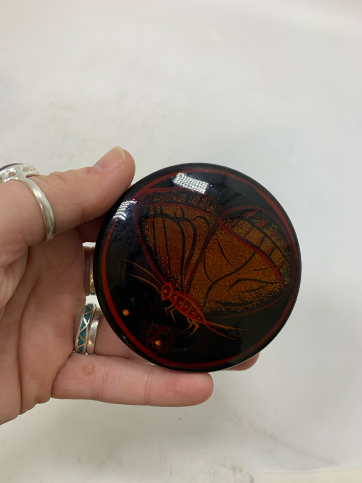 SMALL BLACK GLOSSY CIRCLE TRINKET BOX W/ BUTTERFLY.