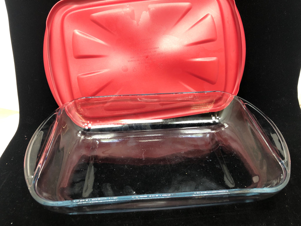 GLASS BAKING DISH W/SILICONE LID.