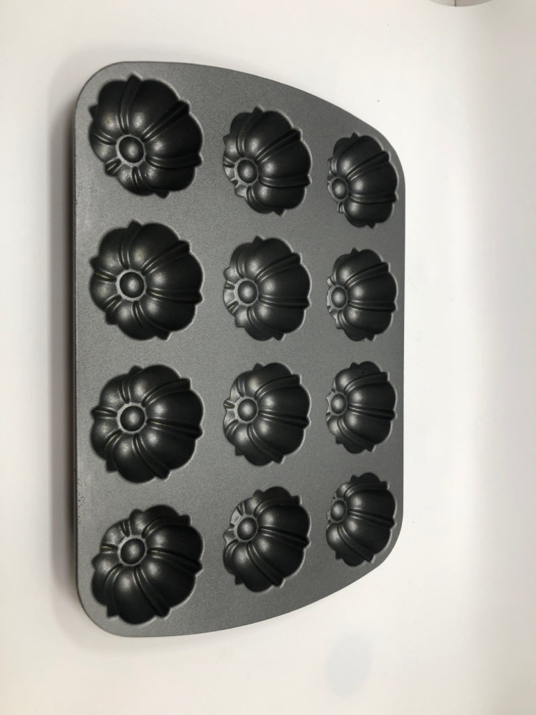 ALUMINUM BUNDT FLUTED MUFFIN PAN