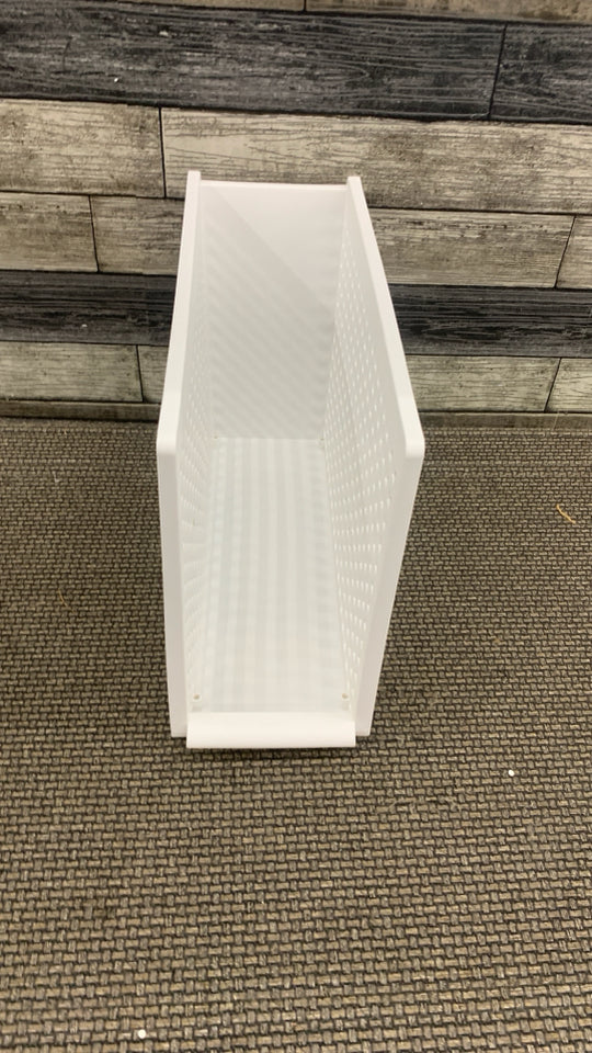 NARROW WHITE PLASTIC ORGANIZER.