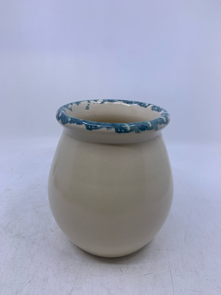 BEIGE POTTERY VASE W/ BLUE HEARTS/ SPONGE RIM.