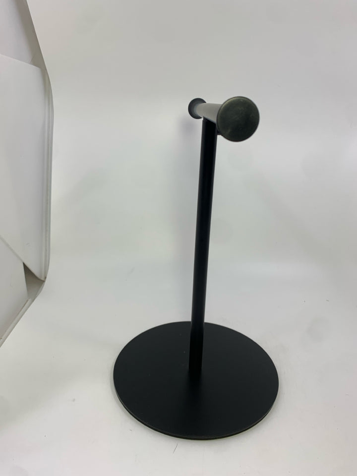 BLACK METAL ADJUSTABLE JEWELRY STAND.