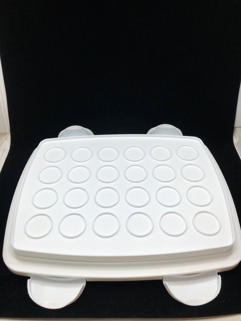 WILTON CAKE/CUPCAKE CARRIER.