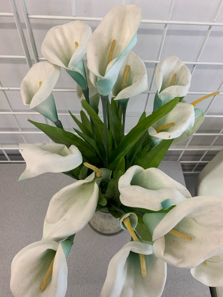 FAUX CALLA LILIES IN GLASS VASE W/GRAVEL.