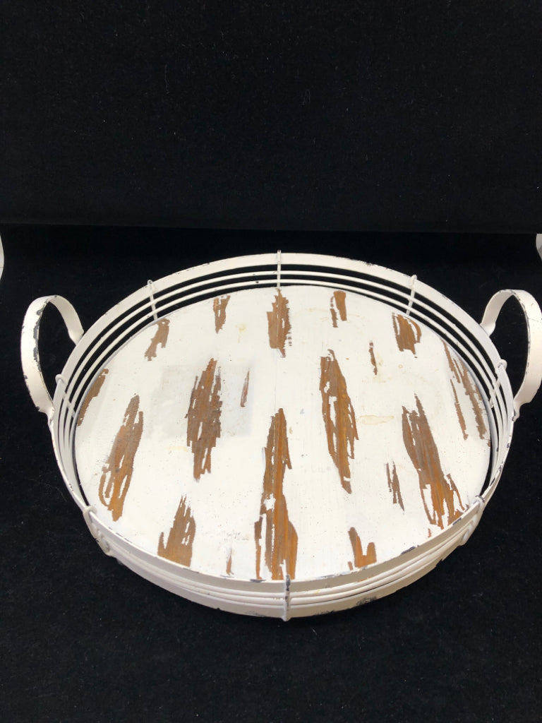 DISTRESSED WHITE ROUND TRAY, METAL WOOD BASE.