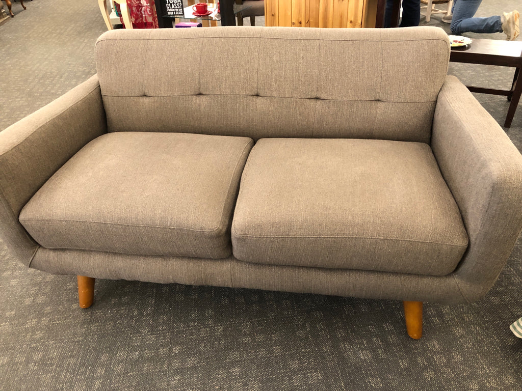 MOCHA BROWN FABRIC SOFA W/WOOD LEGS.