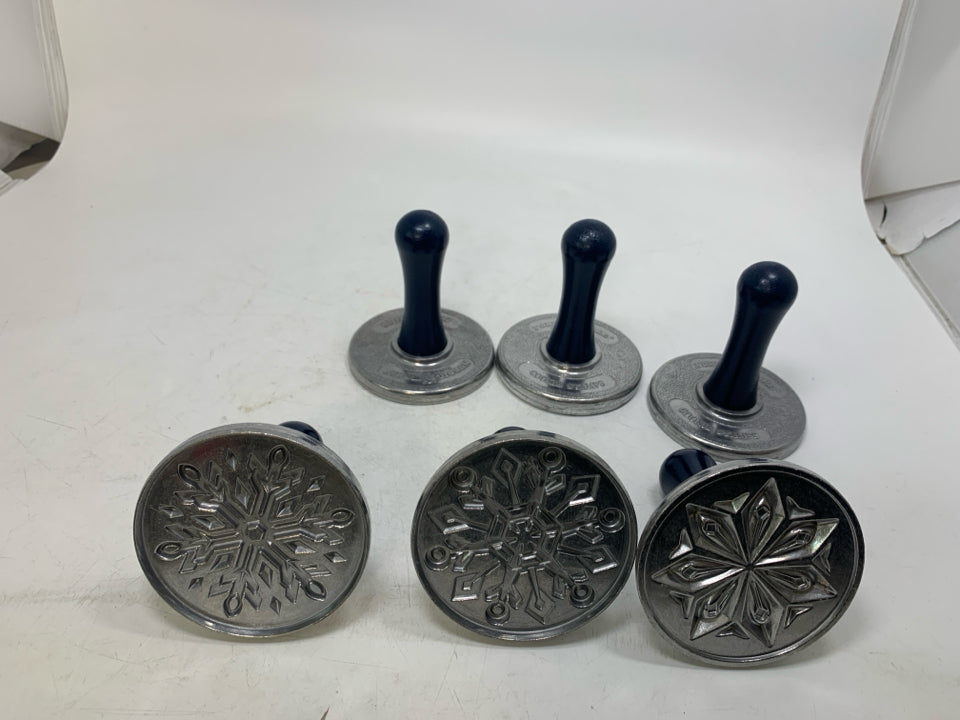 6 VTG NORDIC WARE SNOWFLAKE ALUMINUM COOKIE STAMPS IN BAG.