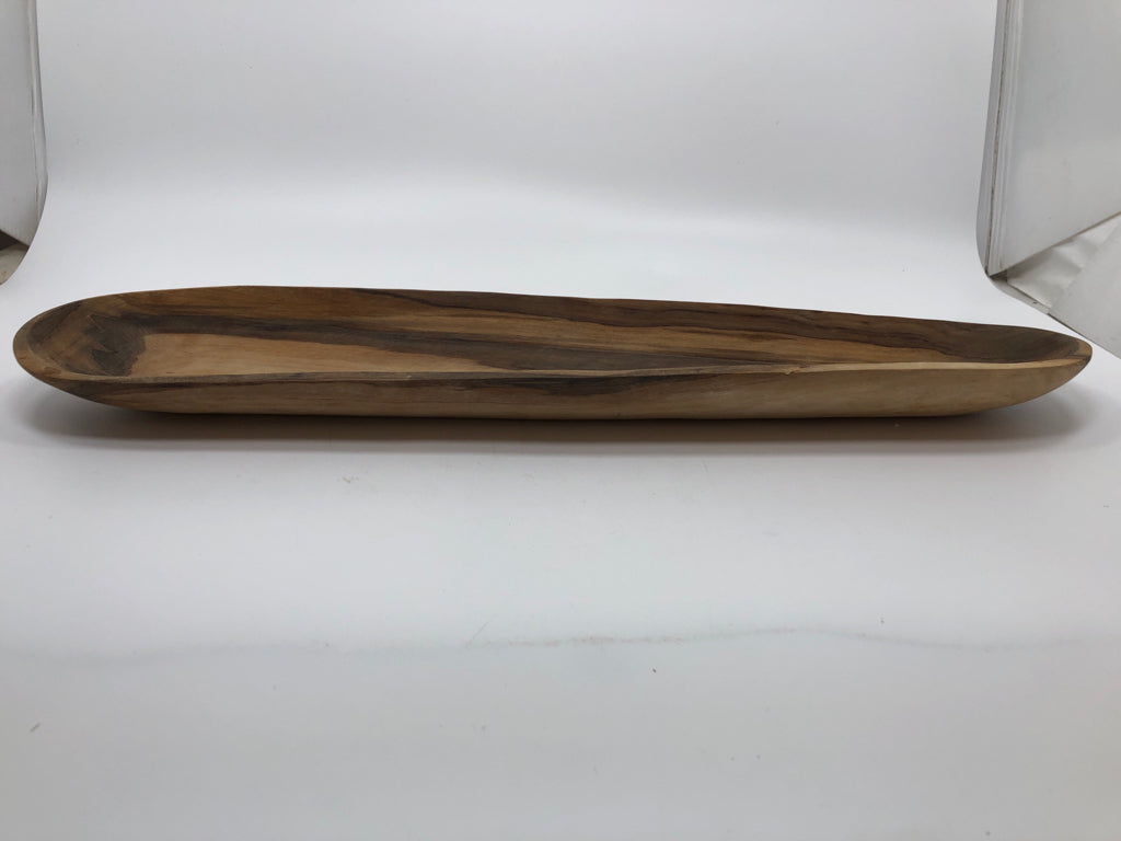 OVAL CARVED WOOD TRAY.