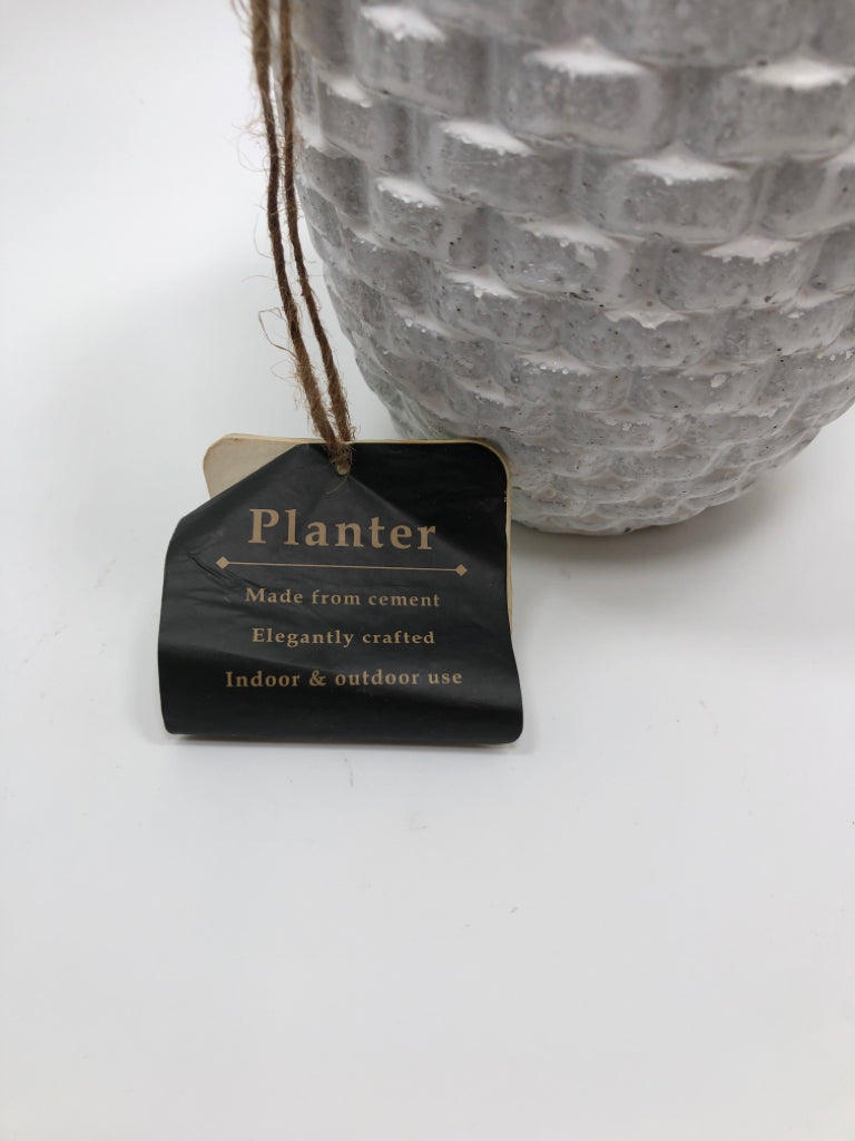 CEMENT BASKET WEAVE PLANTER.
