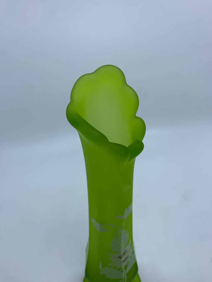 VTG GREEN MIST DAISY PAINTED SWUNG BUD VASE.