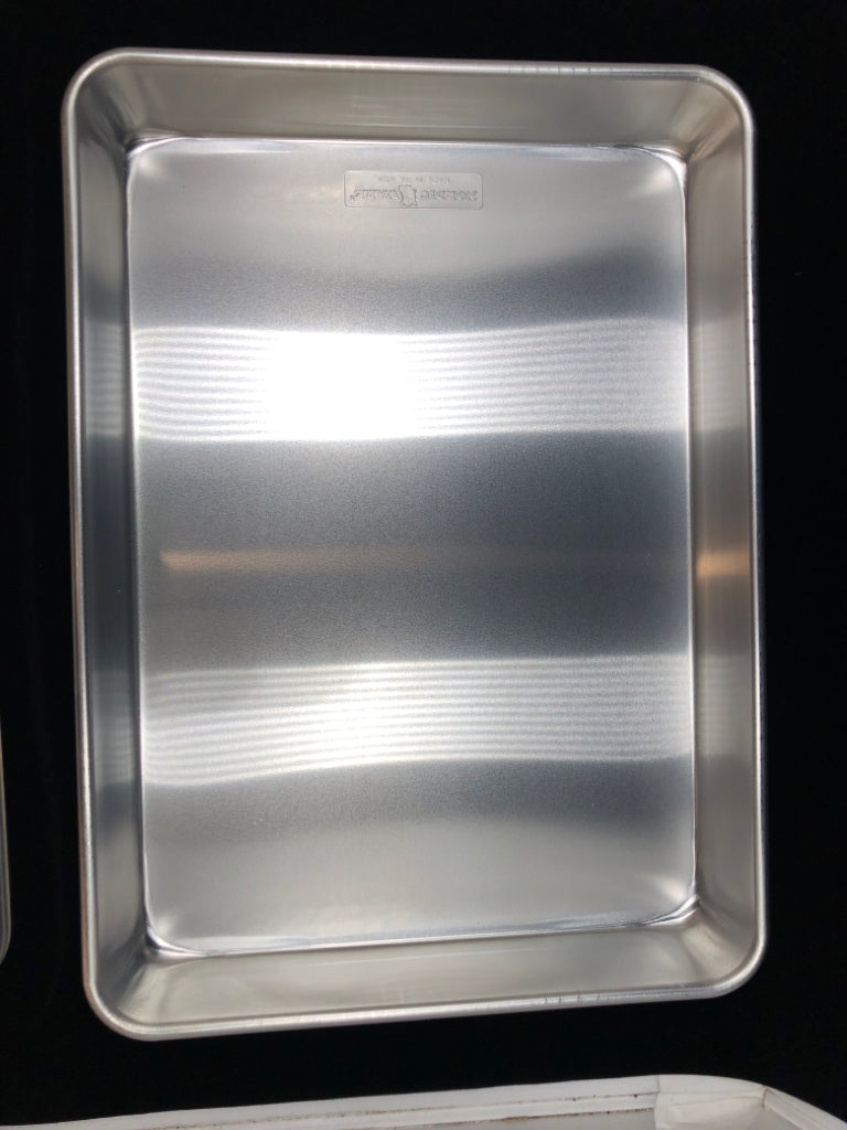 HALF SHEET PAN COVERED BAKING SHEET.