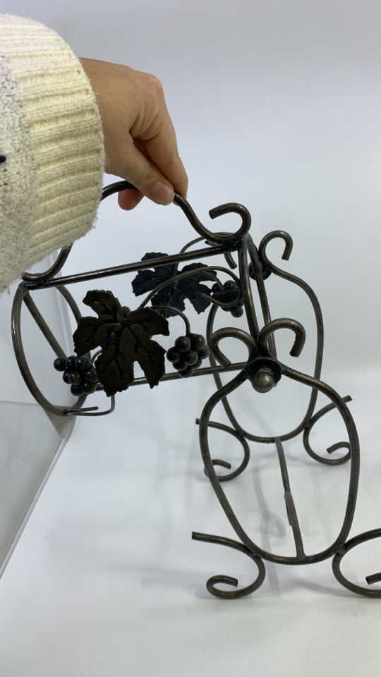 METAL SCROLL WINE BOTTLE HOLDER W/LEAVES.