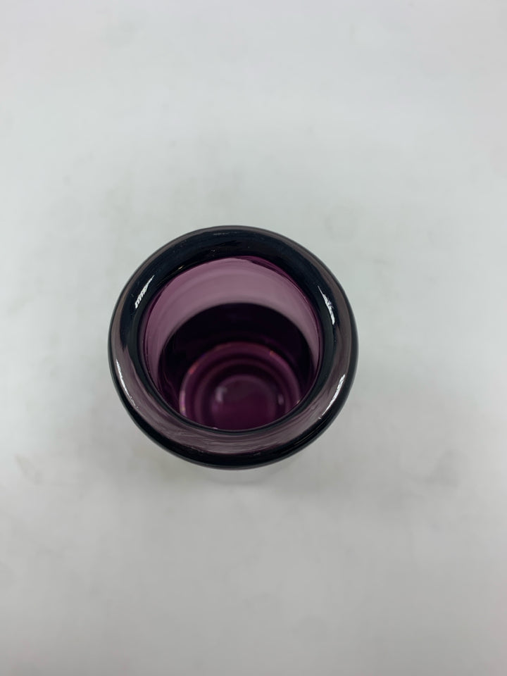 SM PURPLE GLASS VASE.