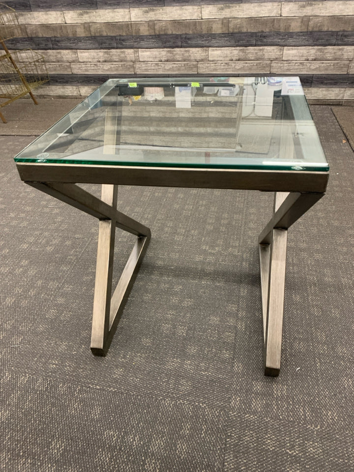 GLASS-TOP X-FRAME SIDE TABLE.