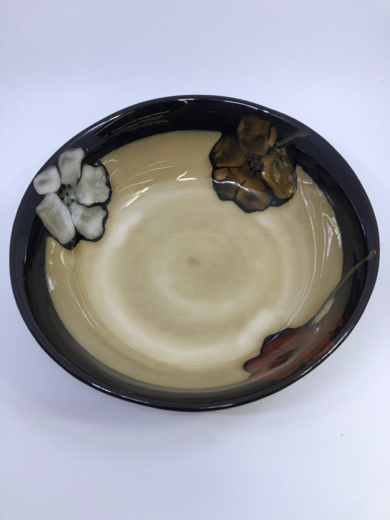 SERVING BOWL DARK BROWN / TAN BOWL W/ FLOWERS.