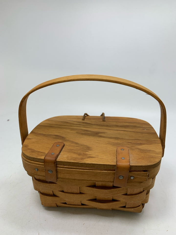 WOVEN SMALL BASKET W/ LID & HANDLE.