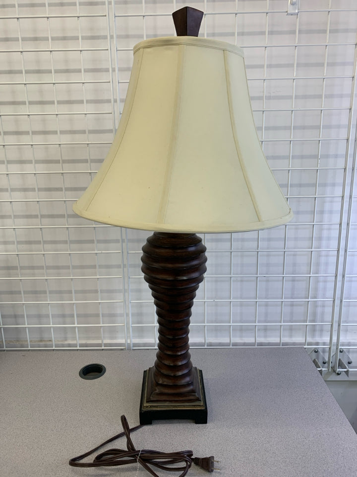 BROWN RIBBED BASE LAMP W/CREAM SHADE.
