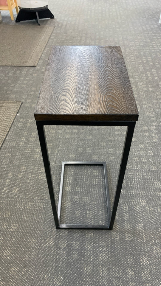 WOOD TOP SIDE TABLE W/BLACK METAL BASE.