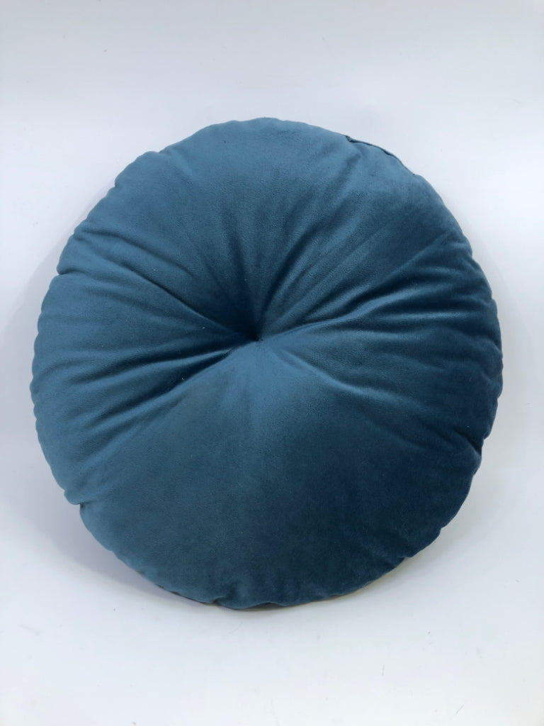 ROUND TEAL ACCENT PILLOW W/BUTTON.