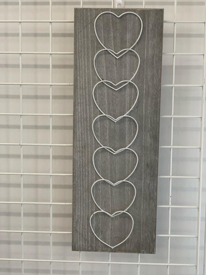 GREY WOOD W/METAL HEARTS PHOTO HOLDER WALL HANGING.