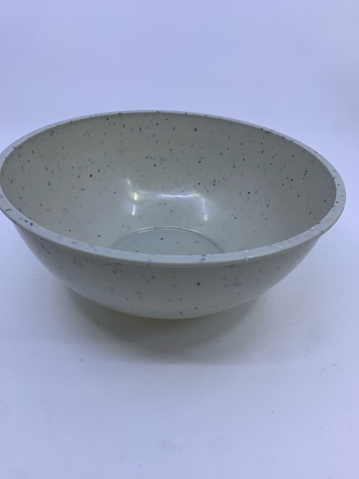 4 NESTING PLASTIC MIXING BOWLS.