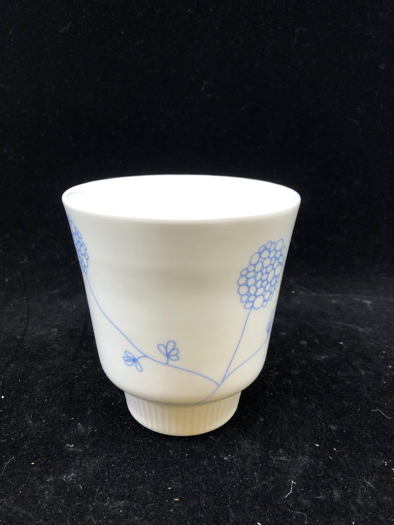 BLUE AND WHITE FLORAL PLANTER.