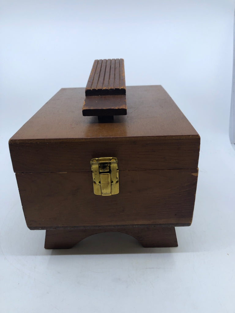 VTG WOOD SHOE SHINER FOOTED BOX W/ LATCH.