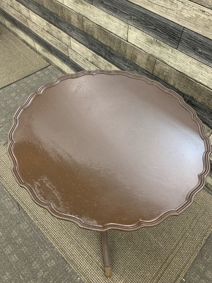 VTG BROWN CIRCLE END TABLE W/WAVY BORDER & 3 LEGS.