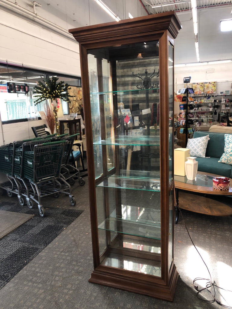 5 SHELF WOOD LIGHT CURIO CABINET.