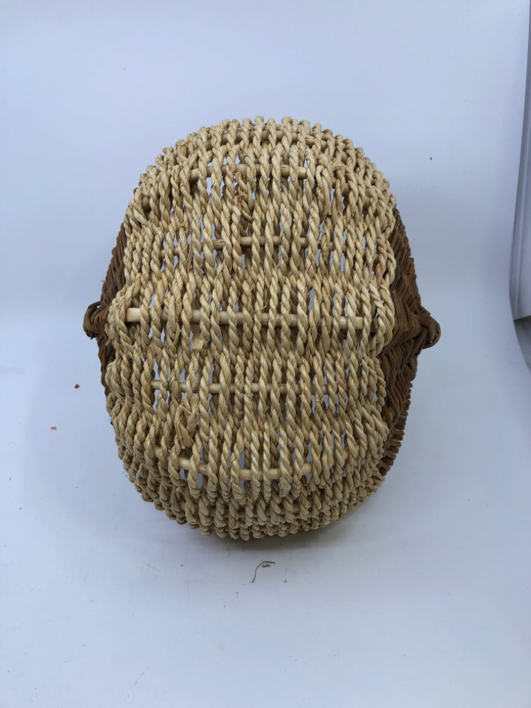 2 TONED OVAL BASKET W/ HANDLE.