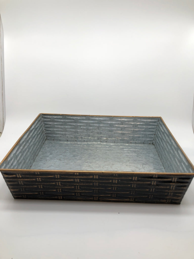RECTANGLE METAL TRAY W/BRONZE PAINTED SIDES.