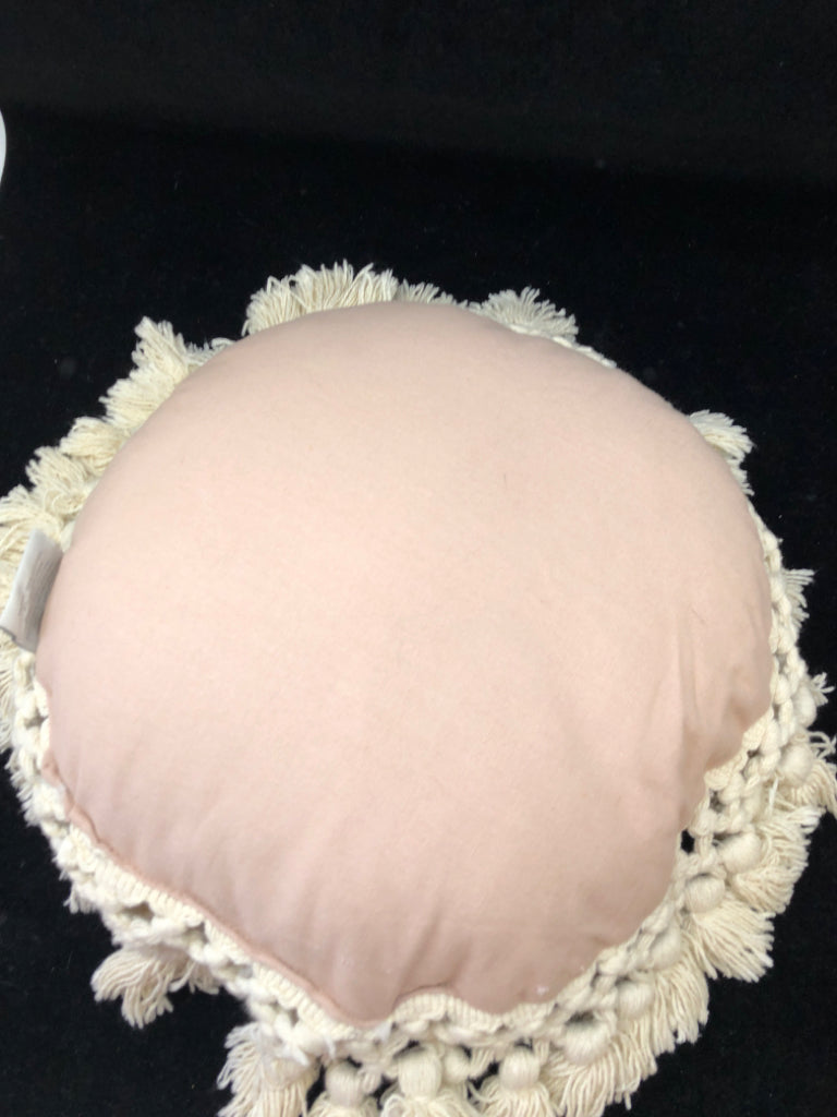 ROUND TAN ACCENT PILLOW W/TASSLE FRINGE.