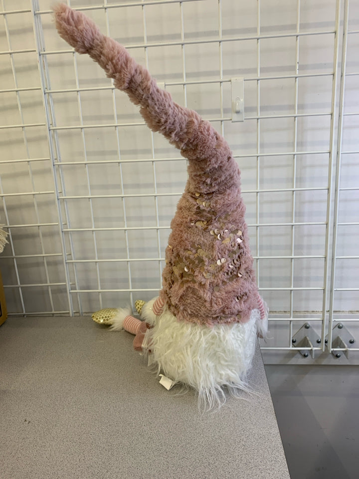 PINK HAT GNOME HOLDING PRESENT, GOLD SHOES.