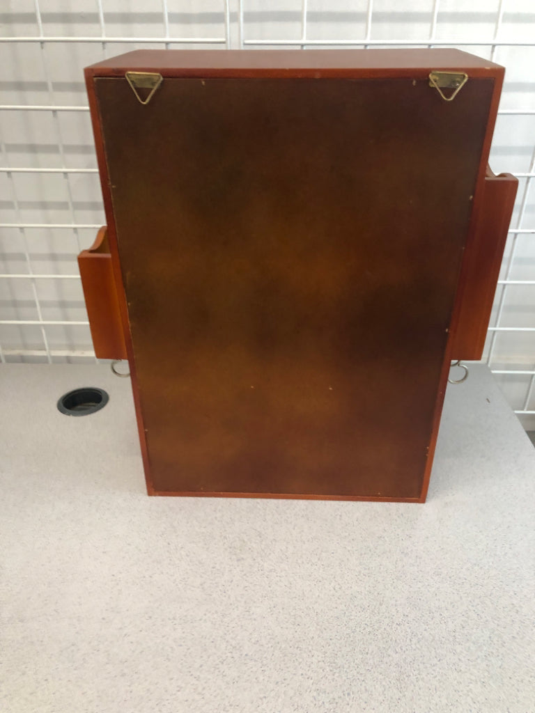 WOODEN ORGANIZER.