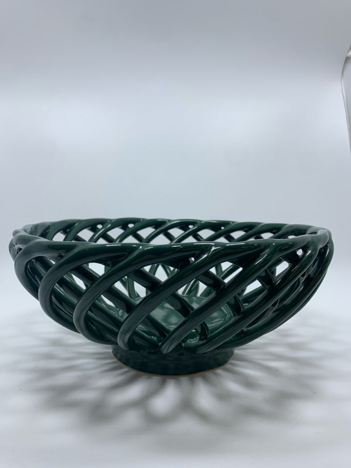 GREEN CERAMIC WOVEN BREAD BASKET.