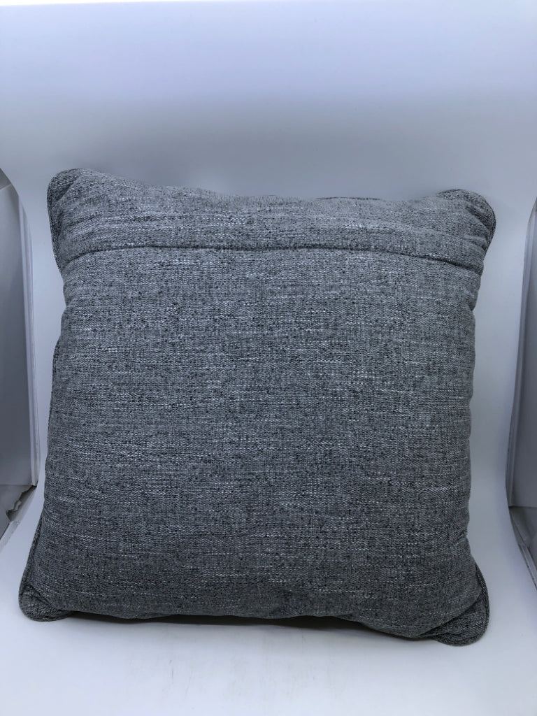 GREY GEOMETRIC PILLOW.
