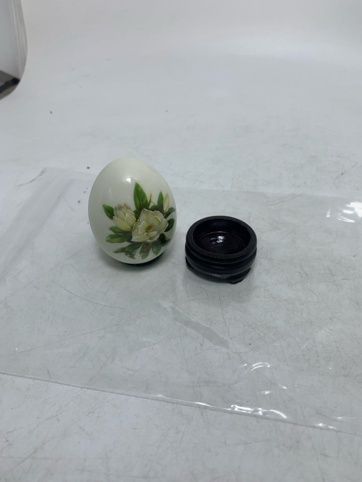 PAINTED WHITE FLOWER EGG W/ STAND IN BAG.