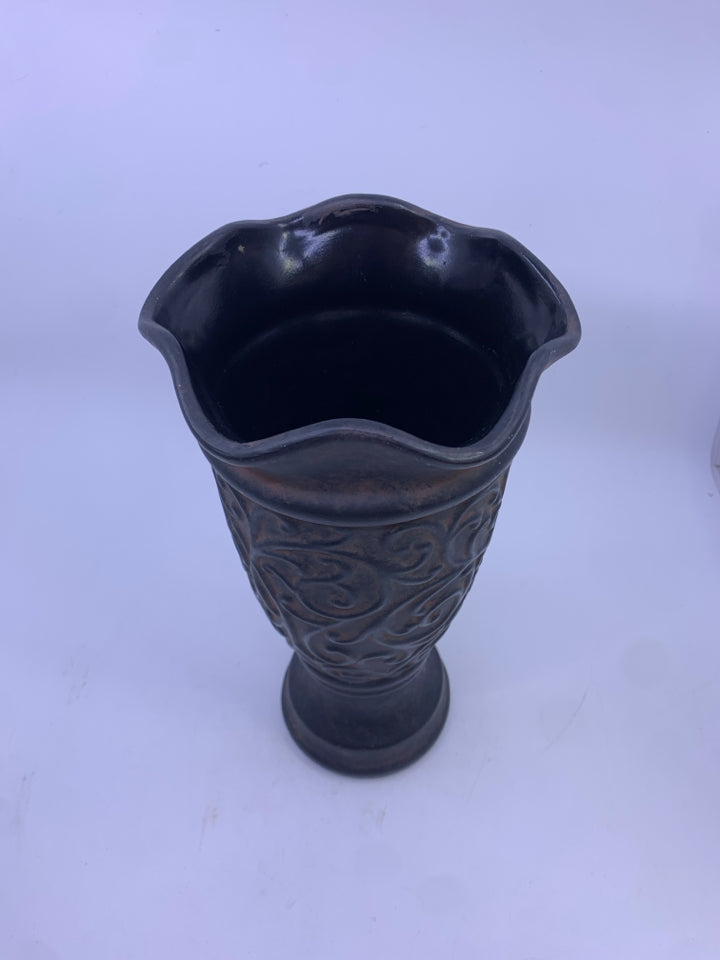 SCROLL DESIGN BLACK CERAMIC VASE.