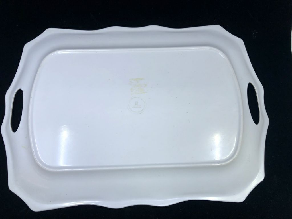 MELAMINE SEASHELL TRAY W HANDLES.