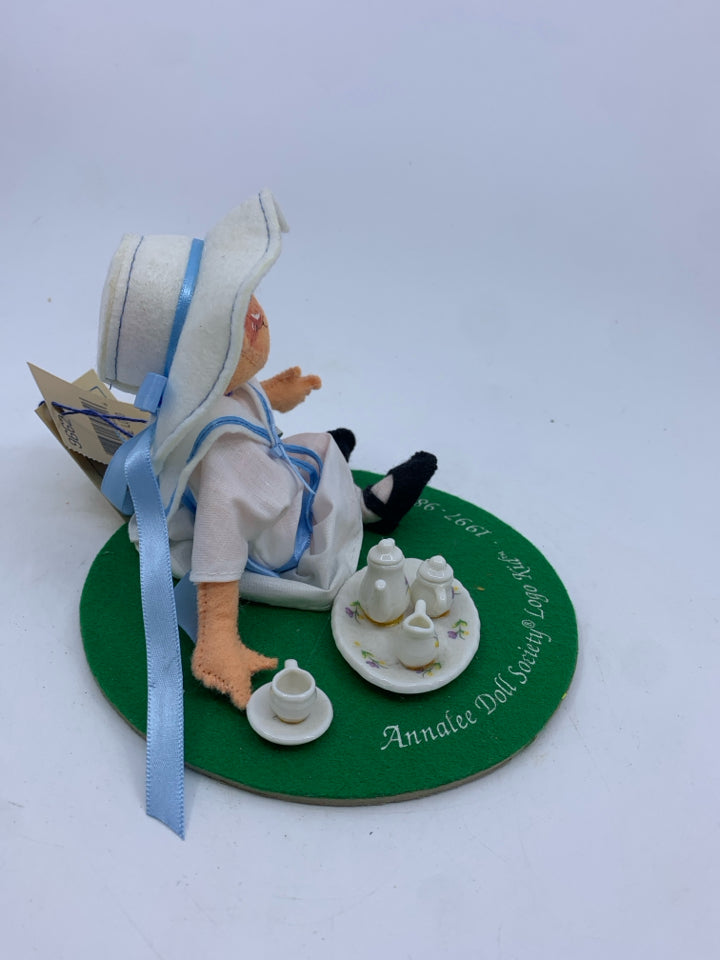 ANNALEE SOCIETY DOLL HAVING TEA 1997-98.