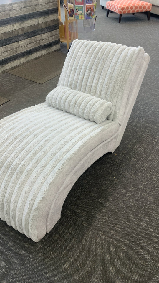 TEXTURED GREY FABRIC CHAISE LOUNGE.