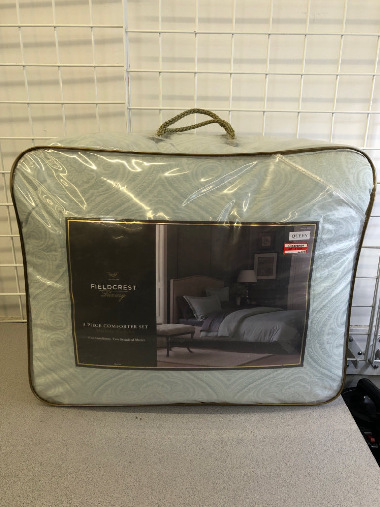 NIP 3 PC QUEEN COMFORTER SET.