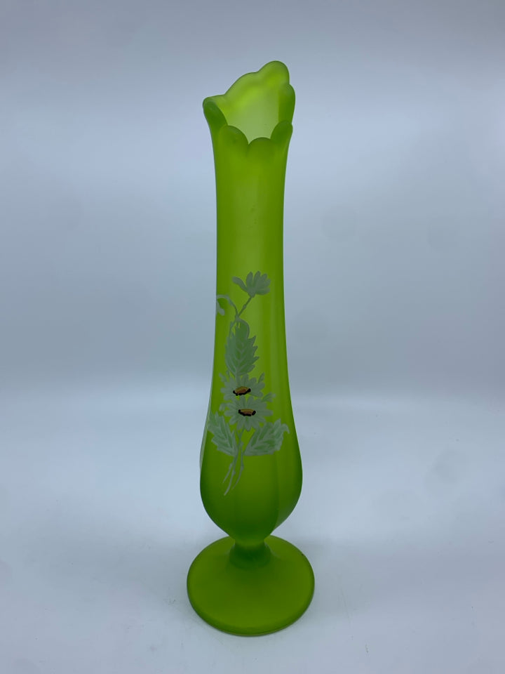 VTG GREEN MIST DAISY PAINTED SWUNG BUD VASE.